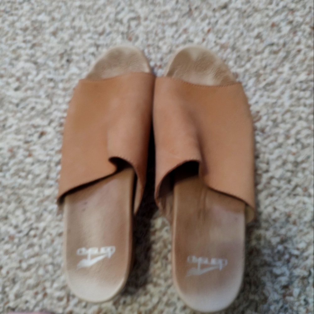 Dansko Maci Sandals. Size 40. Tan.